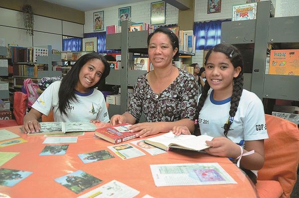 Gisélia Santos, com as filhas Camila e Esther, de 13 e 11 anos: 'Os livros 
ajudam a aprender mais rápido. E ajudam a pensar, a sonhar', diz a mãe ( Raimundo Sampaio / Encontro / DA Press)