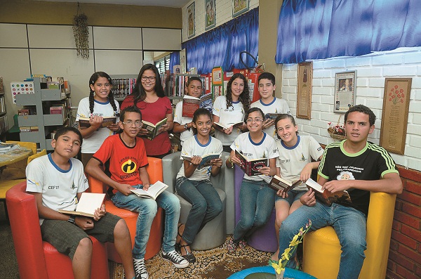 Alunos do CEF 201, na biblioteca Cora Coralina:  eles são a prova da capacidade de mudança que a leitura possibilita a estudantes leitores ( Raimundo Sampaio / Encontro / DA Press)