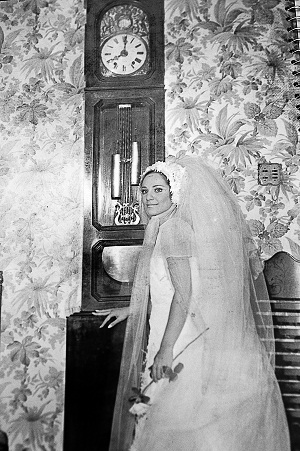 Maria Virgínia desenhou seu próprio vestido de noiva:  bordado em pérolas, com 800 flores feitas em linha de seda (Arquivo Pessoal)