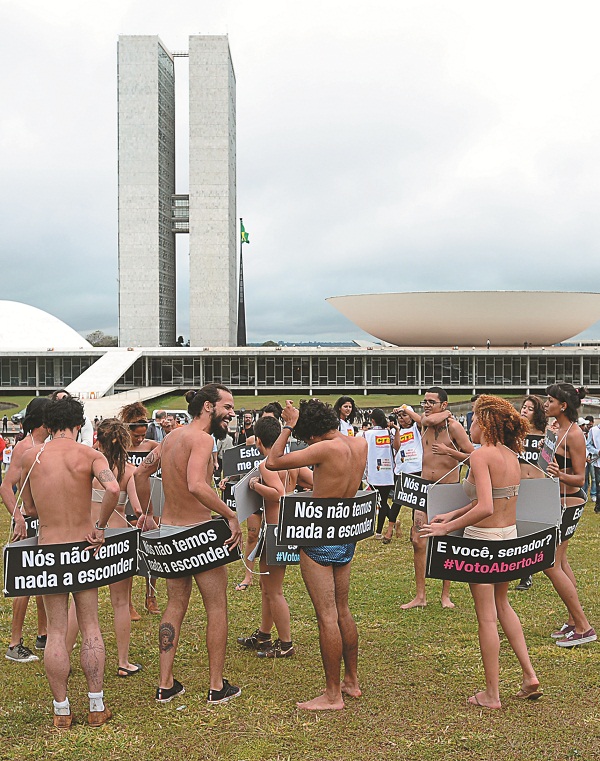 Manifestação pelo fim do voto secreto no Congresso Nacional: a luta pela transparência também deve atingir o Executivo ( Iano Andrade/CB/D.A Press)