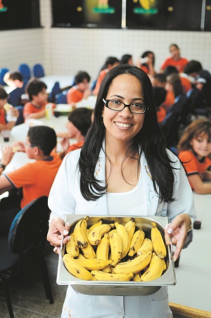 Na escola onde a nutricionista Sandra Lima trabalha, só entra lanche saudável: 'A orientação começa em casa, mas a escola tem papel importante', diz (Raimundo Sampaio/Encontro/D.A Press)