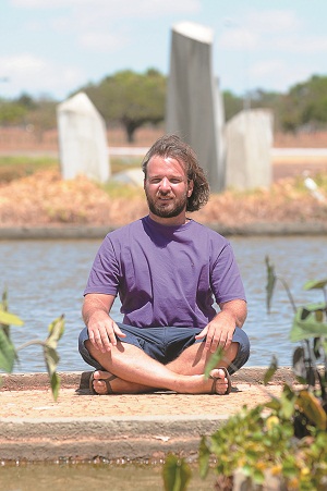 Pedro Mendona pratica a meditao transcendental desde maro: tcnica ajudou a ter mais foco nos estudos, entre outros benefcios (Fotos: Minervino Jnior/Encontro/D.A. Press)