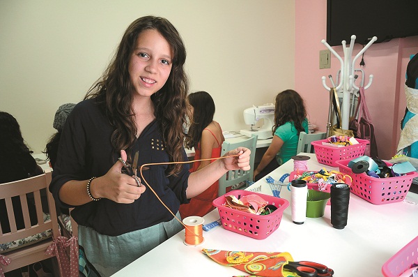 Amanda Araújo frequenta oficinas de costura e estilo: 'Minha parte preferida é desenhar os modelos' (Raimundo Sampaio / Encontro / DA Press)