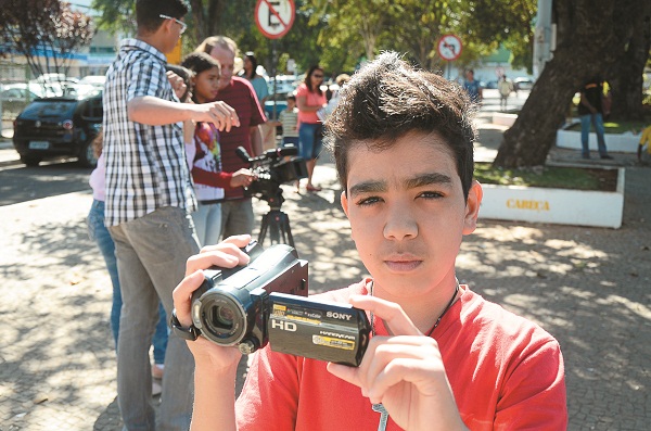 Com apenas 13 anos, Cleber Gontijo já tem uma agenda lotada: aulas de cinema (foto), futsal e espanhol entre as atividades extracurriculares (Raimundo Sampaio / Encontro / DA Press)