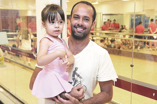 Bruno Gagliardi leva a pequena Beatriz três vezes por semana no programa infantil 
da Unique: 'Quero é contribuir com o desenvolvimento da minha filha' (Minervino Júnior / Encontro / DA Press)