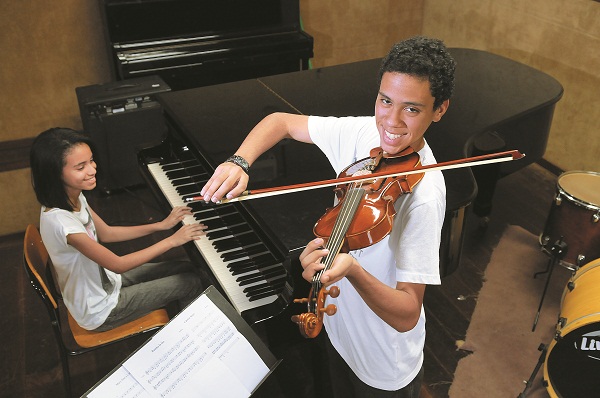 O aluno de violino Marcos Souza, com a irmã, Ana Beatriz, ao piano: além de aprender o instrumento, a música ajuda a relaxar (Fotos: Minervino Júnior/Encontro/DA Press)