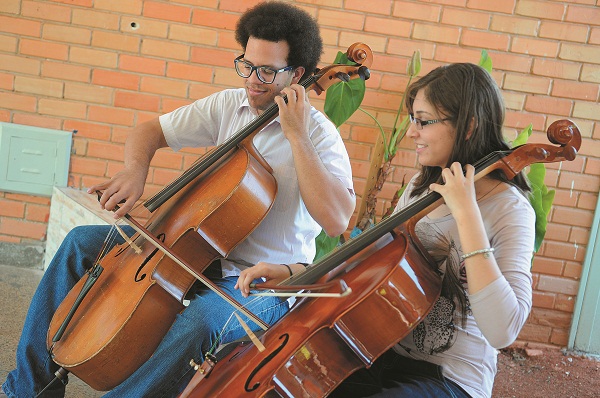 Roale e Tayane, apaixonados pelo violoncelo: passaram por várias fases de seleção para conseguir a vaga na escola (Fotos: Minervino Júnior/Encontro/DA Press)