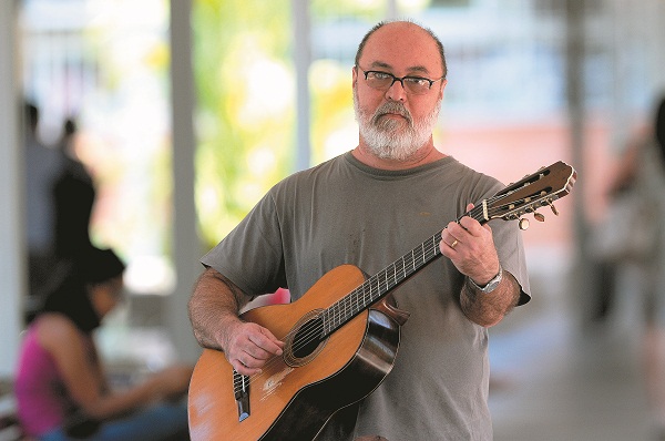 Luiz Alberto Tibana leciona violão erudito há 28 anos: 'A capital produz grandes músicos, e grande parte deles passou por aqui' (Fotos: Minervino Júnior/Encontro/DA Press)