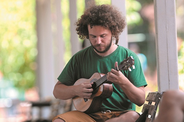 Iuri Gules passou da guitarra ao cavaquinho: 'Acho muito bom o ensino aqui', elogia (Fotos: Minervino Jnior/Encontro/DA Press)
