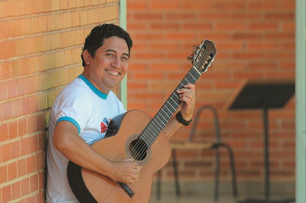 João Marinho de Mesquita Júnior é professor de violão popular há 15 anos na EMB: 'A escola é importante por ser um polo e um centro formador'
 (Fotos: Minervino Júnior/Encontro/DA Press)