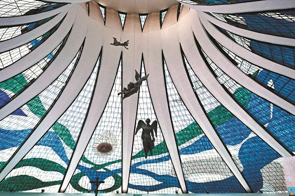 Um dos mais famosos e visitados vitrais de Brasília é o da Catedral: as cores e os desenhos de Marianne Perretti. (Gustavo Moreno/CB/DA Press)