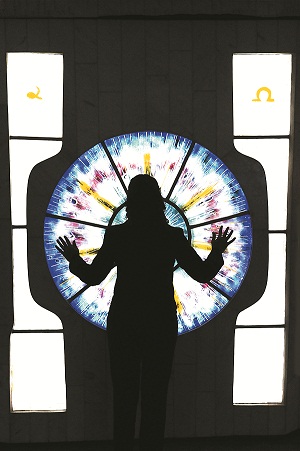 A artista plástica alemã Ula Haensell fez o vitral do Templo da Boa Vontade:  representação de um poder central, que seria o próprio Deus (Fotos: Minervino Júnior/Encontro/DA Press)