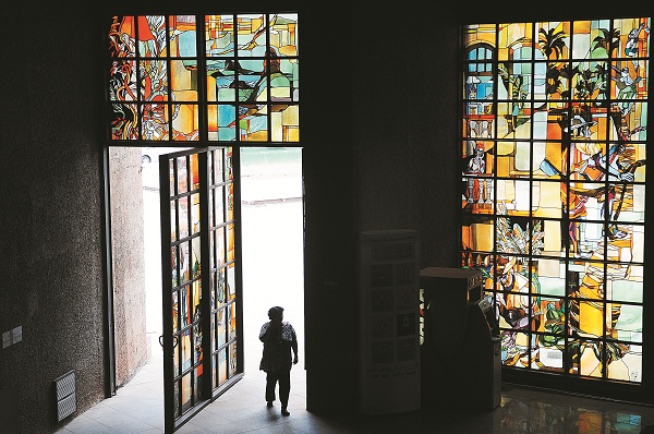 No edifcio-sede da Caixa Econmica Federal, o alemo naturalizado brasileiro Lorenz Heilmair criou 24 vitrais: trio de 552 m2 representa os estados (Minervino Jnior/Encontro/DA Press)