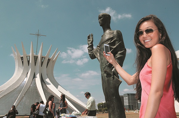 A mineira Tatiana Nishioka se deslumbrou com as possibilidades de fotografar Brasília: 'Qualquer clique fica bonito' (Fotos: Minervino Júnior/Encontro/DA Press)