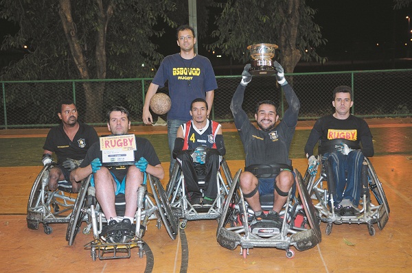 Leandro Amorim (com a placa na mão) e o time campeão sul-americano de quad rúgbi: o esporte mudou a vida dele (Fotos: Minervino Júnior/Encontro/DA Press)