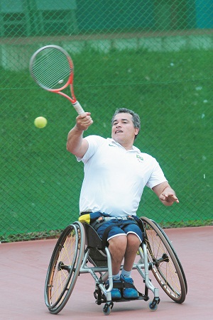 Carlos Santos já jogou basquete, mas decidiu se dedicar ao tênis: participou de duas| paralimpíadas e hoje é o 29º do mundo (Fotos: Minervino Júnior/Encontro/DA Press)