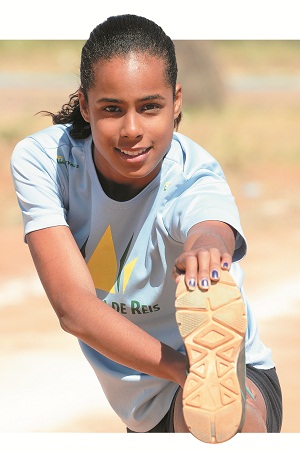 Aos 14 anos, Tyfane Rodrigues treina para as provas de atletismo e já foi campeã sul-americana escolar e brasileira mirim: 'Meu sonho é disputar uma Olimpíada', diz (Fotos: Minervino Júnior / Encontro / DA Press)