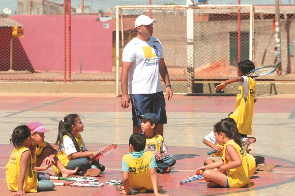 O professor de tênis Ítalo  Magalhães treina crianças em escolas públicas de Ceilândia: 'Bem treinados, podem ter um belo futuro no esporte' (Fotos: Minervino Júnior / Encontro / DA Press)