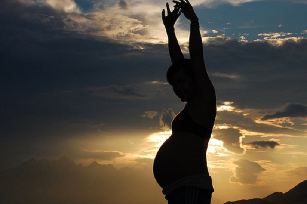 Após a liberação da obstetra, a mãe deve manter uma atividade física moderada, sem impacto e sem riscos de queda (Divulgação)
