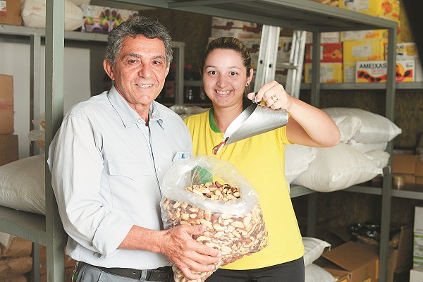 Pronativa, a empresa de José Ventura e sua filha Daquini, distribui produtos naturais para mais de 100 lojas em Brasília: 'Estamos sempre renovando o nosso catálogo', diz o pai (Fotos: Raimundo Sampaio / Encontro / DA Press )