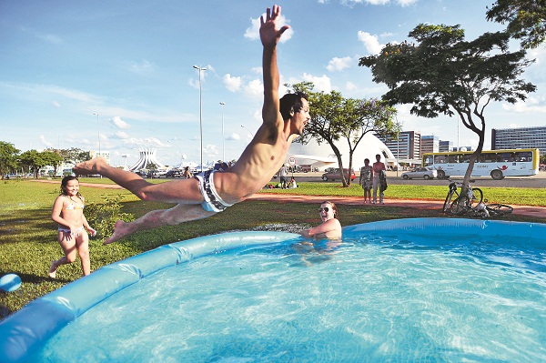 'Descobrindo novos clichês': o que é a nova cara de Brasília? Poderia ser uma piscina inflável como ponto de encontro em uma bela tarde de sol? (Daniel Ferreira/CB/DA Press)