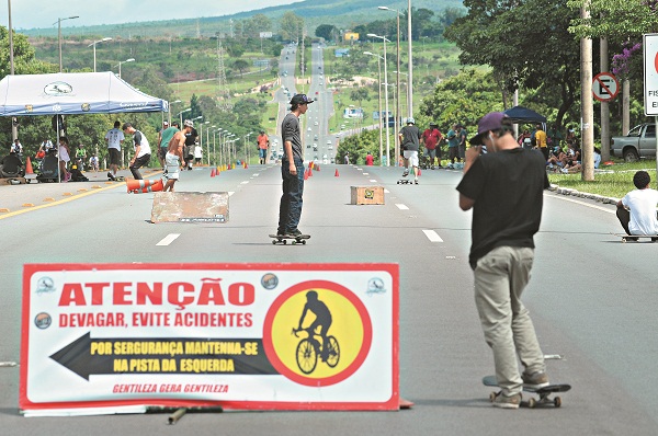 Pedestres curtem o Eixão nos fins de semana: 14 km de liberdade para ir e vir como quiser (Fotos: Minervino Júnior/Encontro/DA Press)