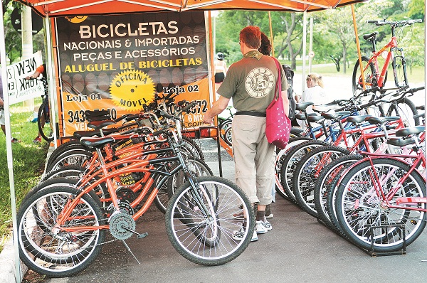Oficina móvel e aluguel de bicicleta: um dos negócios proporcionados pelo Eixão do Lazer (Fotos: Minervino Júnior/Encontro/DA Press)