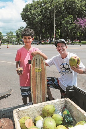 Rafael Cardoso, skatista e dono de uma barraca, com Yan Moura, cliente: já são mais de 20 vendedores ambulantes
 (Fotos: Minervino Júnior/Encontro/DA Press)