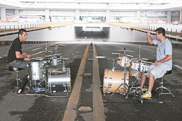 Flávio Caixeta e Kaká Barros tocam bateria no Buraco do Tatu: chamam a atenção de quem passa por lá (Fotos: Minervino Júnior/Encontro/DA Press)