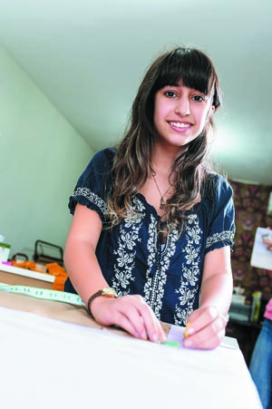 A maioria das amigas de Luiza Cardoso faz cursos de língua, enquanto ela prefere aprender a costurar: aposta em aulas de costura que não teve em casa (Bruno Pimentel / Encontro / DA Press)
