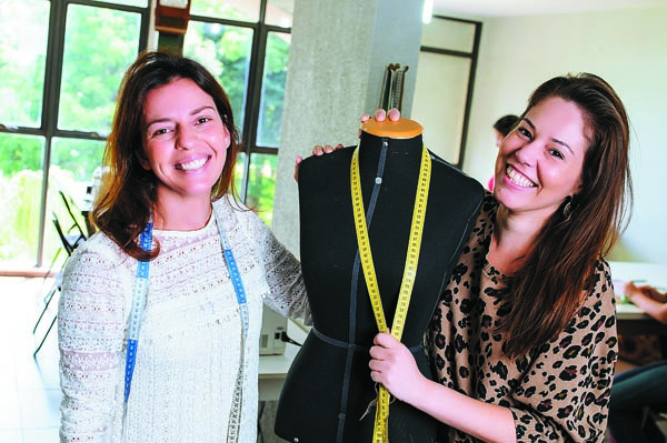 As empresárias Ana Cristina Oliveira e Laila Ferriche têm um ateliê de ponto e costura e estão 
de olho na demanda: 'Começamos a perceber meninas novas tendo esse interesse', diz Laila (Bruno Pimentel / Encontro / DA Press)