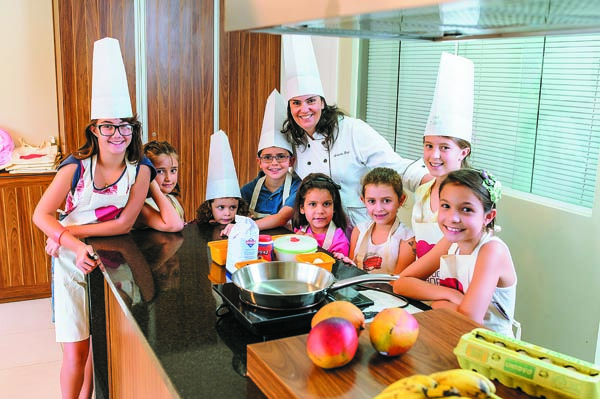 Autonomia na cozinha: os alunos da chef Alessandra Brant têm lições sobre alimentação saudável e natural (Bruno Pimentel / Encontro / DA Press)