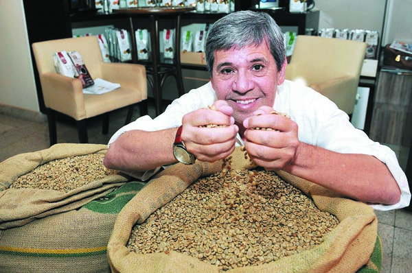 Jackson Machado, especialista em classificação de grãos, degustação e preparo 
de blends, ensina: o café coado tem mais cafeína, portanto deve ser evitado à noite (Fotos: Minervino Júnior/Encontro/DA Press)