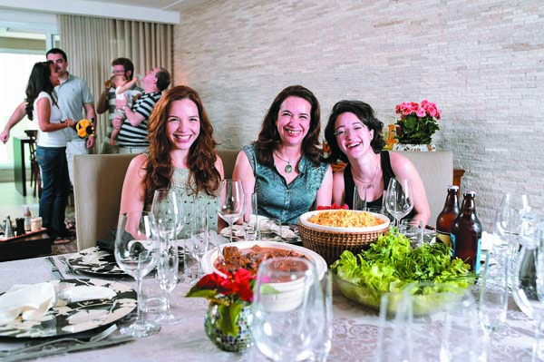 Na casa dos Santiagos, Ariana, Ivone e Ariadne se reúnem em prol do cardápio fino, da mesa farta, da música e da alegria (Bruno Pimentel/Encontro/DA Press)