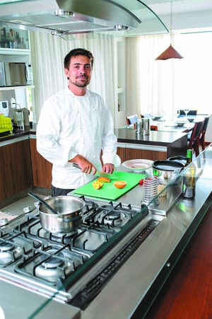 O chef Alexandre Vargas vai à casa dos clientes para fazer jantares requintados: 'O brasiliense está prestando mais atenção no custo/benefício de sair de casa para ir a um restaurante' (Bruno Pimentel / Encontro / DA Press)