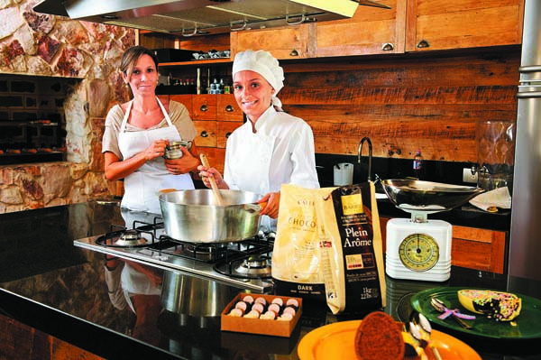 'A boa gastronomia pode vir de uma simples cozinha, o segredo est nas mos e no paladar de quem a prepara', diz Tina Nasser, ao lado da filha, Marcella Pinho (Bruno Pimentel / Divulgao)