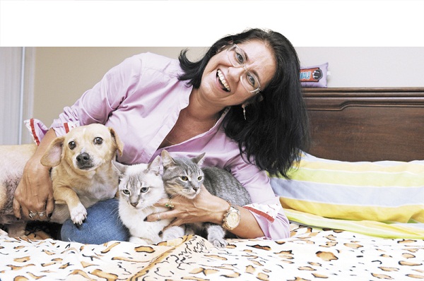 Jurema, com Branquinha e seus gatos:  'A cadela se dá muito melhor com os felinos do 
que com os cães' (Minervino Júnior/Encontro/DA Press)
