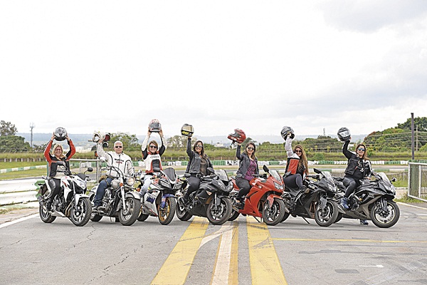 O interesse das mulheres por motos aumentou 75% em oito anos, segundo um dos grupos de motociclistas: elas chegam a gastar R$ 5 mil na compra de acessórios (Fotos: Raimundo Sampaio/Encontro/DA Press)