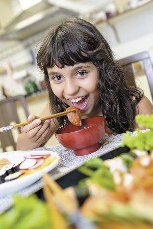Laura Macedo, de 9 anos, aprendeu a gostar de comida japonesa ainda bebê: 'Qualquer sushi serve para mim' (Bruno Pimentel/Encontro/DA Press)