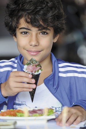 Gabriel de Almeida Amaral, de 11 anos: 'Os preferidos são temaki de salmão skin e camarão, mas sushi é a melhor comida, então gosto de todos' (Bruno Pimentel/Encontro/DA Press)