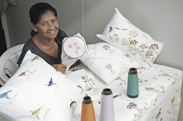 Com o auxílio do Sebrae e junto a outras mulheres, Dirce da Silva fundou a cooperativa Flor do Ipê: bordados com temática do cerrado encanta estrangeiros (Fotos: Minervino Júnior/Encontro/DA Press)