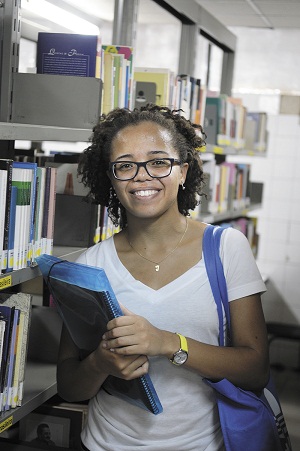 A estudante de economia Ingrid Matos frequenta a Biblioteca Pública de Brasília desde pequena: além de estudar no local, pega livros emprestados (Minervino Júnior/Encontro/DA Press)
