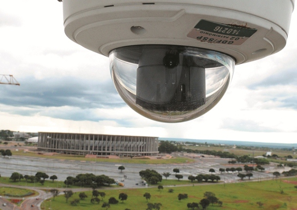 Câmeras de segurança instaladas nos arredores do estádio Mané Garrincha: Centro Integrado de Comando e Controle (CICC) está previsto para este mês. (Minervino Júnior/Encontro/DA PRESS)