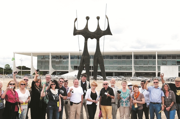 Grupo de turistas europeus na Praça dos Três Poderes: alegria por conhecer um sonho real chamado Brasília (Minervino Júnior/Encontro/DA PRESS)