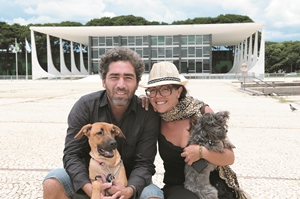 Para a francesa Magali Gatel (na foto com  seu amigo Eduardo Silva e seus dois  cachorros), Brasília é encantadora:  'Há muito horizonte por aqui' (Minervino Júnior/Encontro/DA PRESS)