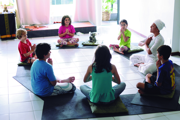 Professora de Kundalini Yoga para crianças, Savitri Kaur também aposta nas brincadeiras: 'Faço uma mistura, contando histórias, fazendo brincadeira de roda, algumas posturas de ginástica natural (Raimundo Sampaio/Encontro/DA Press)