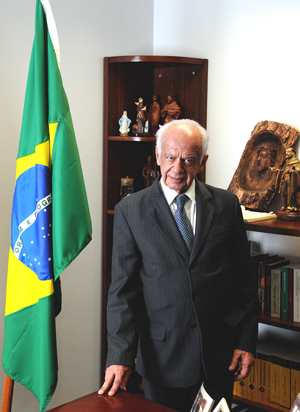 No gabinete, o senador divide-se entre  dois  amores: o Brasil ético 
e a coleção de  imagens de São Francisco (Minervino Júnior/Encontro/DA Press)