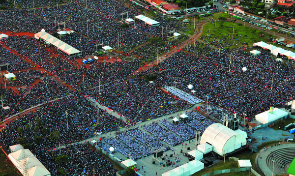 Vista aérea da festa católica de Petencostes, realizada 
no Taguaparque em 2013: 
no comando, padre Moacir (Ed Alves/CB/DA PRESS)