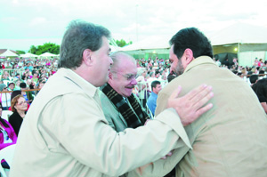 Prestígio entre políticos: em 2011, a festa  de Pentecostes contou 
com a presença de  Gim Argelo, José Sarney e  Agnelo Queiroz (Paulo de Araújo/CB/DA Press)