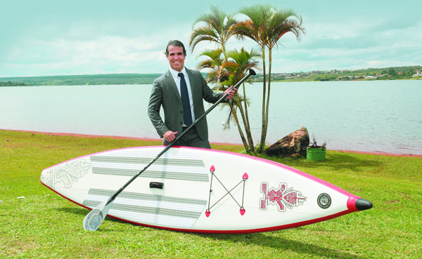 Pelo menos trs vezes por semana, o empresrio Fabrcio Garzon vai para o Lago Parano: compromisso com o windsurfe ou com o SUP (Minervino Sampaio/Encontro/DA Press)